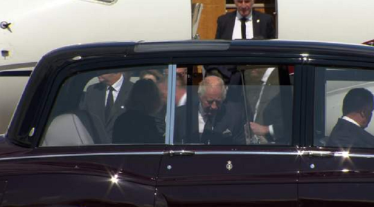 Regele Charles al III-lea şi regina Camilla au sosit la Londra şi se îndeaptă către Palatul Buckingham