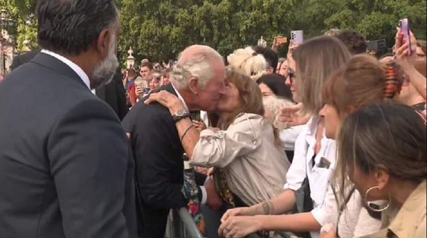 Charles al III-lea face o baie de mulţime şi salută oamenii, la sosirea la Palatul Buckingham - VIDEO 