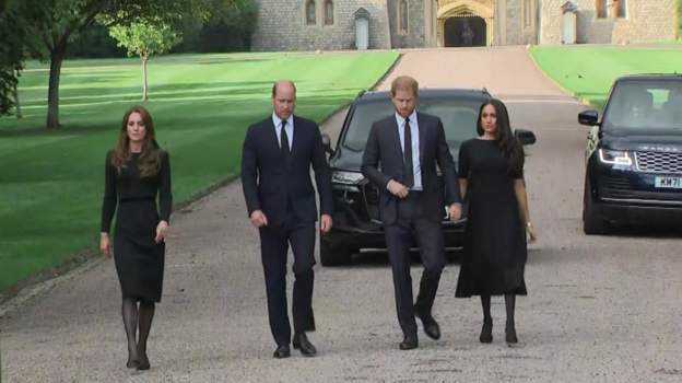 Prinţul William, Kate Middleton, Prinţul Harry şi Meghan Markle au ieşit împreună pentru a vedea omagiile aduse Reginei Elisabeta a II-a