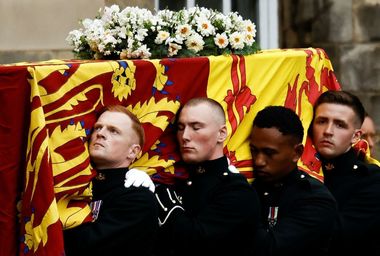 Sicriul Reginei Elisabeta a II - a va fi dus, luni, la Catedrala St Giles pentru o slujbă la care vor participa regele şi regina consoartă şi membri ai familiei regale