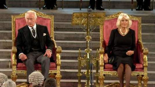 Regele Charles III şi Regina Consoartă au ajuns la Parlament pentru mesajele de condoleanţe de la Camera Comunelor şi Camera Lorzilor