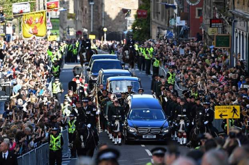 Charles al III-lea conduce procesiunea defunctei regine Elizabeth a II-a la Edinburgh