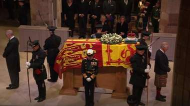 Regele Charles III şi fraţii săi au fost la priveghiul mamei lor de la St Giles' Cathedral din Edinburgh