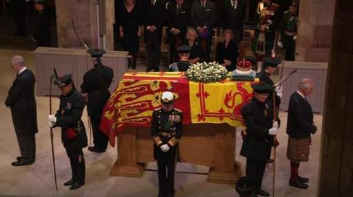 Regele Charles III şi fraţii săi au fost la priveghiul mamei lor de la St Giles' Cathedral din Edinburgh