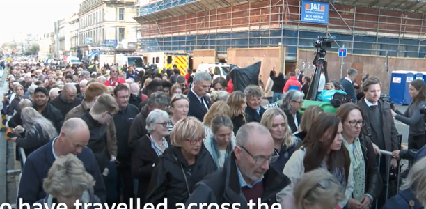Aproximativ 20.000 de persoane au aşteptat la o coadă de cel puţin un kilometru pentru a vedea sicriul reginei la Edinburgh
