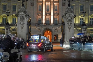 UPDATE - Sicriul Reginei Elisabeth II, la Palatul Buckingham / Cortegiul, întâmpinat cu aplauze / Anunţul Palatului Buckingham / Regele a părăsit Palatul