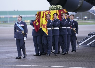 UPDATE - Funeraliile Reginei Elisabeth II – Procesiune de la Palatul Buckingham la Westminster Hall / Regele şi fiii săi, în fruntea acesteia / Coadă de până la 8 kilometri de oameni care să prezinte omagiile reginei / Precizările Palatului 