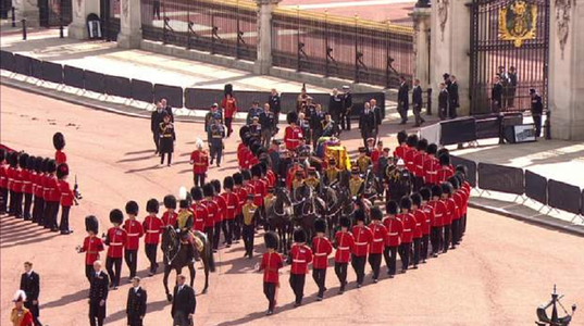 UPDATE-Sicriul reginei defuncte Elizabeth a II-a părăseşte Palatul Buckingham, în lovituri de tun 