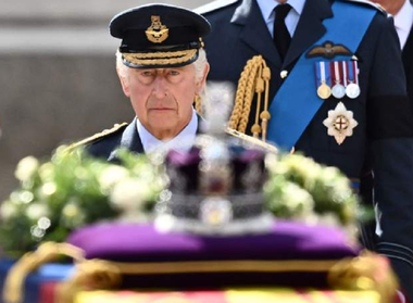 Sicriul lui Elizabeth a II-a, purtat în Westminster Hall