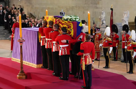 Familia regală pleacă de la Westminster Hall, britanicii pot veni să-i aducă un ultim omagiu lui Elizabeth a II-a până luni