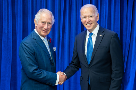 Joe Biden discută prima oară la telefon cu Charles al III-lea, în vederea continuării unei ”relaţii strânse” cu regele