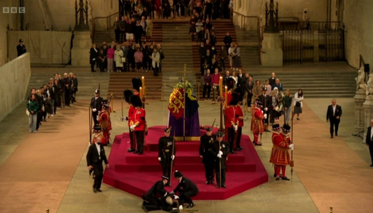 O gardă scoţiană de la priveghiul lui Elizabeth a II-a la Westminster Hall leşină la schimbarea gărzii