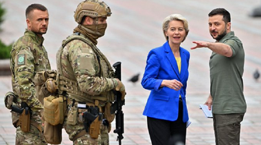 UPDATE-Ursula von der Leyen promite, la Kiev, că Uniunea Europeană va susţine Ucraina ”atât timp cât va trebui” împotriva Rusiei