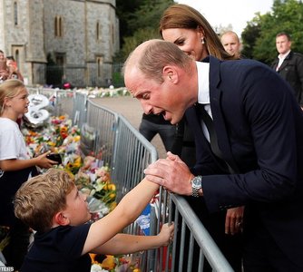Prinţul William mărturiseşte că drumul pe care l-a parcurs în urma sicriului Reginei Elizabeth a II-a ”i-a trezit amintiri”, făcând referire la funeraliile Prinţesei Diana 