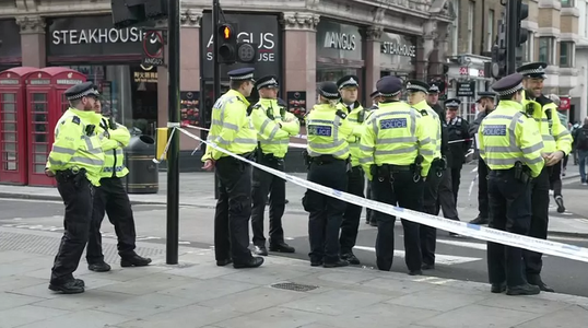UPDATE-Doi poliţişti, înjunghiaţi în centrul Londrei, un bărbat ”înarmat cu un cuţit”, arestat. Poliţia nu investighează atacul ca pe un incident terorist