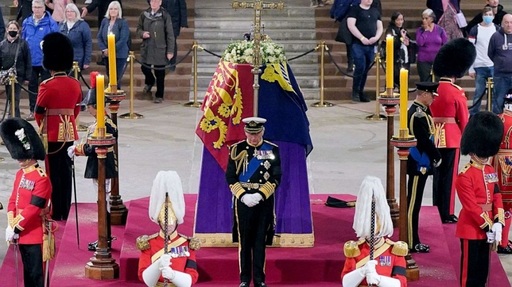 Prinţii William şi Harry vor participa sâmbătă la un priveghi tăcut la sicriul regretatei lor bunici, Regina Elizabeth