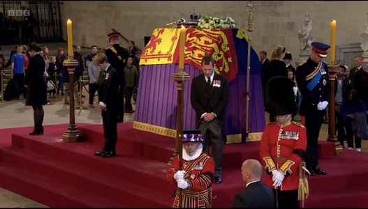 Nepoţii reginei Elizabeth a II-a, la catafalcul monarhului – VIDEO