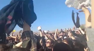 Iran: Proteste violente la înmormântarea unei tinere care a murit după ce a fost reţinută de poliţia morală