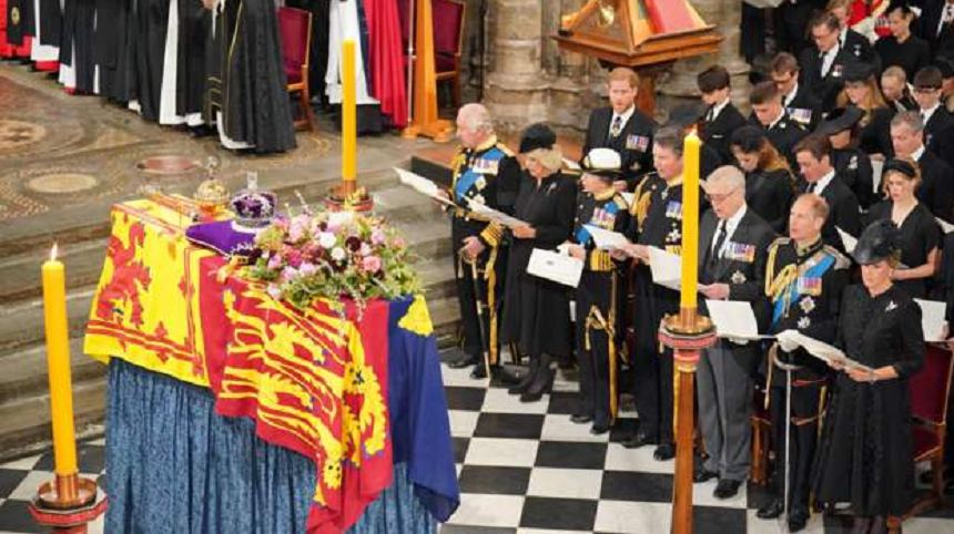 Liz Truss citeşte, în cadrul ceremoniei de la Abaţia Westminster. din Evanghelia Sf Ioan; imnurile, alese  din cauza importanţei lor pentru Elizabeth a II-a