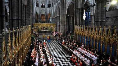 Cel mai vechi monarh european, regina Margrethe a II-a a Danemarcei, aşezată în faţa celui mai nou monarh din Europa, Charles al III-lea, la ceremonia de la Abaţia Westminster