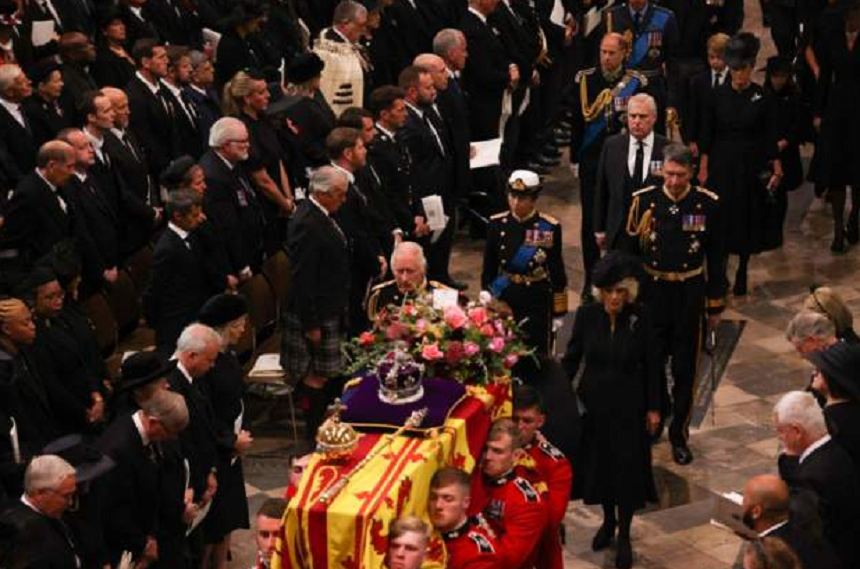 Sicriul defunctei regine Elizabeth a II-a părăseşte Abaţia Westminster după o ceremoinie de înmormântare de o oră. Partea publică a ceremoniei de înmormântare s-a încheiat