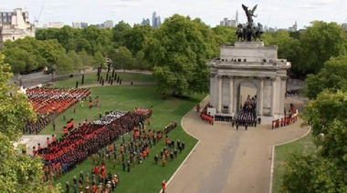 Sicriul lui Elizabeth a II-a ajunge la Arcul Wellington şi pleacă cu dricul către Castelul Windsor