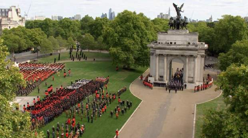 Sicriul lui Elizabeth a II-a ajunge la Arcul Wellington şi pleacă cu dricul către Castelul Windsor