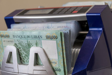 Lira libaneză atinge, pe piaţa neagră, un nou minim faţă de dolar, după închiderea băncilor, în urma unei serii de luări de ostatici în bănci