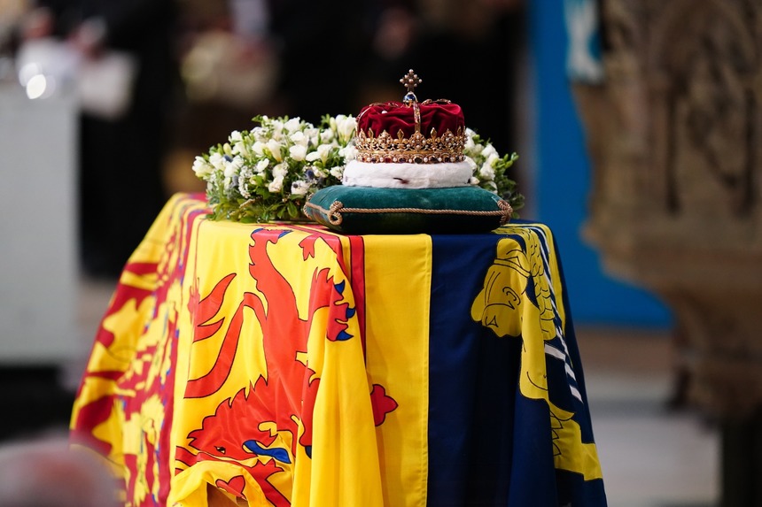 Sicriul Reginei Elizabeth II a fost coborât în cripta regală din Capela St George de la Castelul Windsor