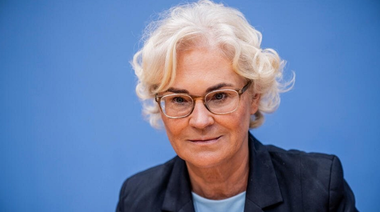 Germania va livra Ucrainei încă patru obuziere Panzerhaubitze 2000 şi un pachet suplimentar de muniţie, anunţă ministrul Apărării Christine Lambrecht