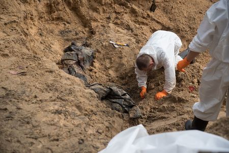 146 de cadavre ale victimelor agresiunii ruseşti au fost deja exhumate lângă Izium