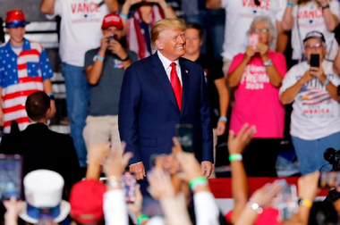 Donald Trump îl umileşte pe candidatul republican J.D. Vance la un miting în Ohio pentru a se distra, comentează CNN