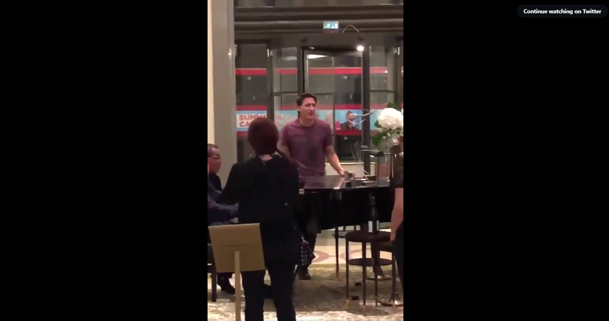 Trampling escalator Downtown Justin Trudeau, filmat în timp ce cânta melodia... | News.ro