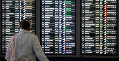 Ruşii se năpustesc asupra biletelor de avion pentru a pleca din Rusia, după ce Putin anunţă mobilizarea. 25 de milioane de ruşi pot fi mobilizaţi în cadrul armatei şi trimişi în estul şi în sudul Ucrainei, potrivit Moscovei