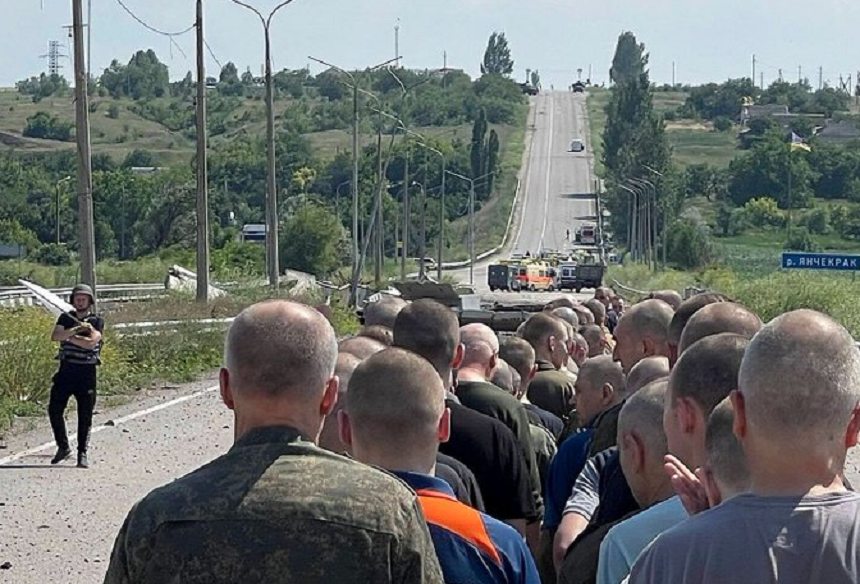 Ucraina a anunţat schimbul a 215 prizonieri militari între care şeful apărării de la Azovstal