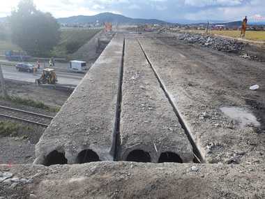 Braşov: O parte a pasajului de la Prejmer, pe DN 10, a căzut / Traficul feroviar, afectat 