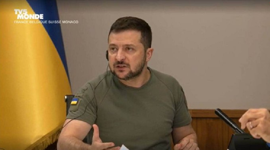 Aproximativ 50 de militari ucraineni sunt ucişi zilnic, de cinci ori mai puţini decât ruşii, estimează într-un interviu acordat presei franceze Volodimir Zelenski