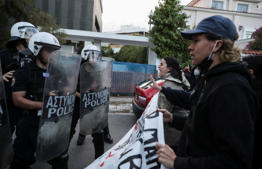 Atac cu un cocteil Molotov la Ambasada Iranului din Atena, în urma unei manifestaţii, în Piaţa Syntagma, împotriva reprimării manifestaţiilor declanşate de moartea lui Mahsa Amini