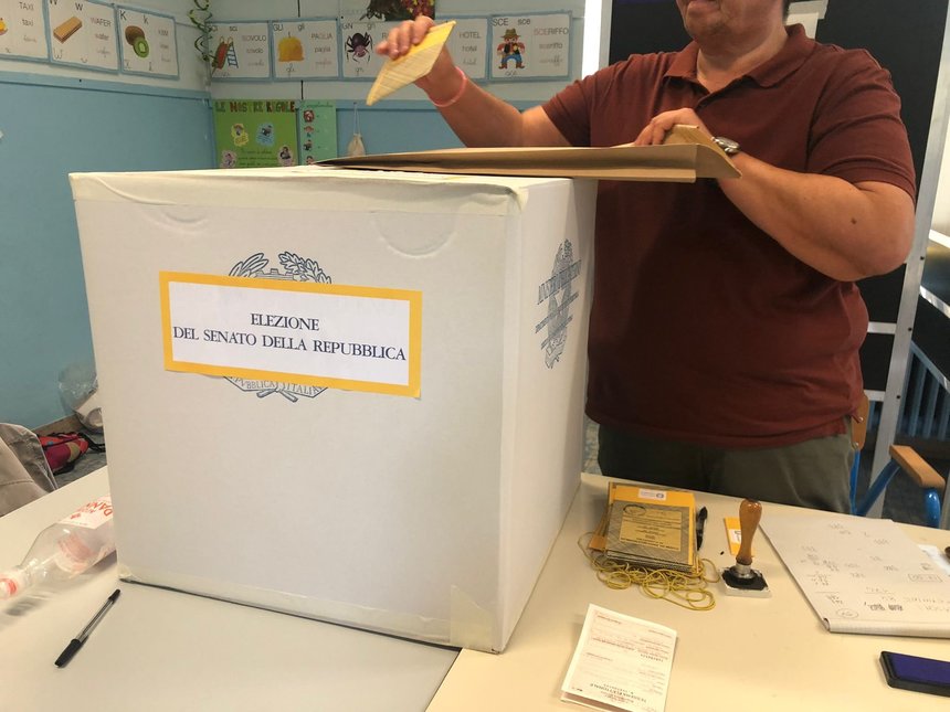 Alegeri în Italia: Oamenii au aşteptat chiar şi o oră la coadă pentru a vota. Rata de participare până la ora locală 19.00, mai mică decât în 2018