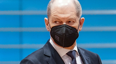 Olaf Scholz, testat pozitiv covid-19 la întoarcerea dintr-un turneu, în weekend, în Arabia Saudită şi Emiratele Arabe Unite, în care a încercat să găsească noi surse de aprovizionare cu energie a Germaniei