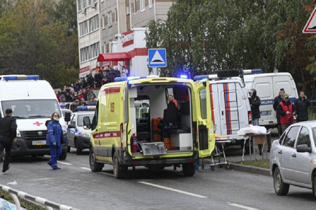 Bilanţul victimelor atacului armat de la Ijevsk creşte la 13 morţi, şase adulţi şi şapte minori, şi 21 de răniţi, 14 copii şi şapte adulţi. Putin denunţă un act de terorism ”inuman”. Atacatorul, care s-a sinucis, purta un pulover negru cu o svastică roşie