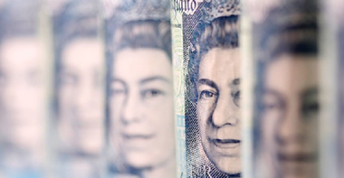 Lira sterlină se prăbuşeşte în faţa dolarului