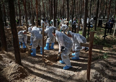 Ucraina anunţă că anchetează cu privire la o presupusă groapă comună, în apropiere de frontiera cu Rusia, în zona unei instalaţii industriale de crescut păsări, unde ruşii îşi ascundeau tancurile, şi evocă ”până la 100 de corpuri”