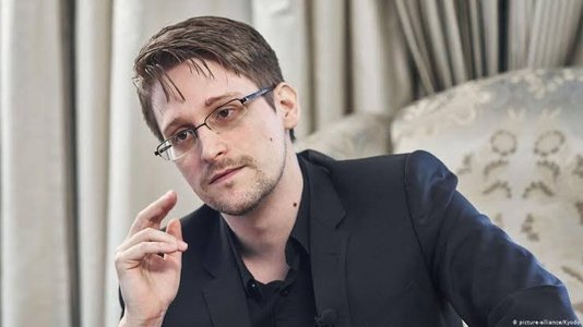 Putin îi acordă cetăţenia rusă lui Edward Snowden