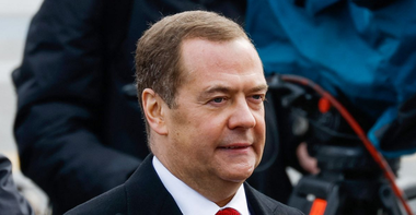 Rusia îşi va împiedica vecinii ostili şi Ucraina ”nazistă”, controlată de NATO, să se înarmeze nuclear, ameninţă Medvedev. ”Dacă ameninţarea la adresa Rusiei depăşeşte limita stabilită a pericolului, va trebui să răspundem”