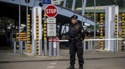Cehia restabileşte temporar controale la frontiera cu Slovacia, după ce 9.500 de migranţi fără acte au intrat pe teritoriul ceh în ultima săptămână, în contextul în care în 2021 au intrat în total 1.330 de migranţi