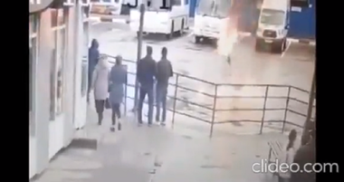 Un tânăr mobilizat de Putin în Ucraina se autoincendiază, la Reazan, în faţa unui centru de mobilizare şi urlă că ”nu vrea să se ducă pe front”. Peste 54 de centre de înrolare militară şi clădiri administrative, incendiate de la lansarea invaziei ruse