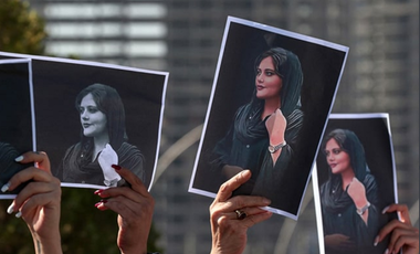Familia lui Mahsa Amini depune plângere împotriva ”autorilor arestării” fiicei lor. Poliţia ameninţă că se va opune ”cu toată forţa” manifestanţilor