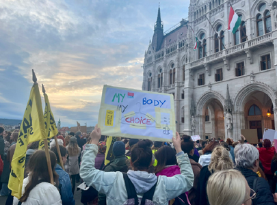 Manifestaţie în faţa sediului Parlamerntului, la Budapesta, în favoarea unui acces liber la avort şi împotriva unui decret care obligă femeile să asculte ”funcţiile vitale” ale fătului înainte de întreruperea sarcinii
