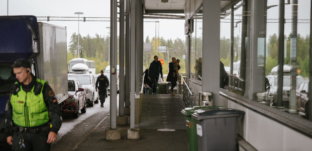 Finlanda îşi închide frontiera ruşilor care deţin o viză europeană turistică în spaţiul Schengen, începând de la miezul nopţii de joi spre vineri, anunţă şeful diplomaţiei finlandeze Pekka Haavisto